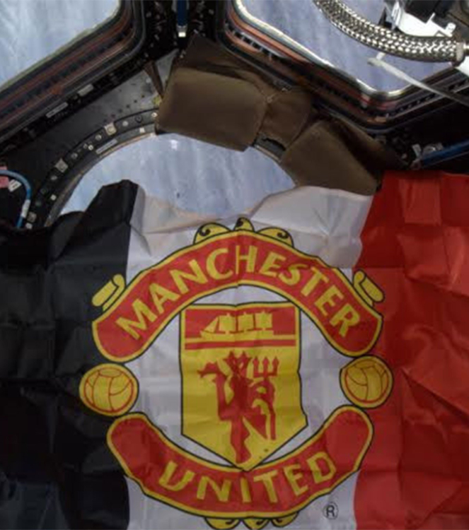 МЮ подарили флаг из космоса