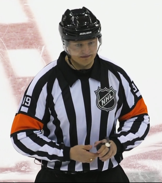 Россиянин отсудил матч НХЛ